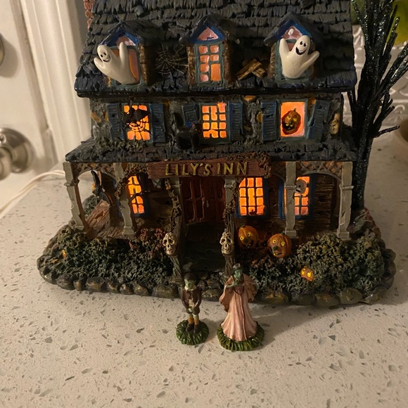 "Lily's Inn" The Munsters Halloween Village Hawthorne Village with COA - Picture 9 of 16